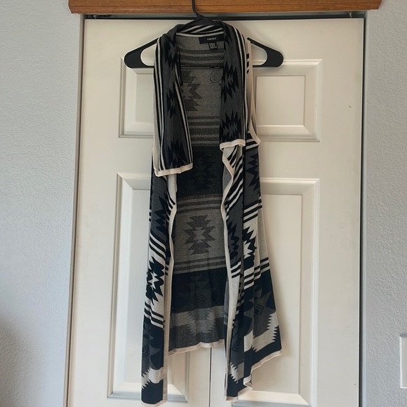 Forever 21 Tops - Forever 21 Womens Aztec print vest. One size.
